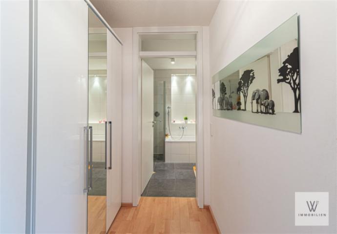Flur mit Blick zum Badezimmer