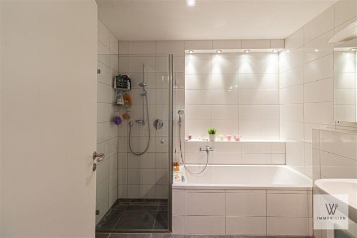 Badezimmer mit Dusche und Badewanne