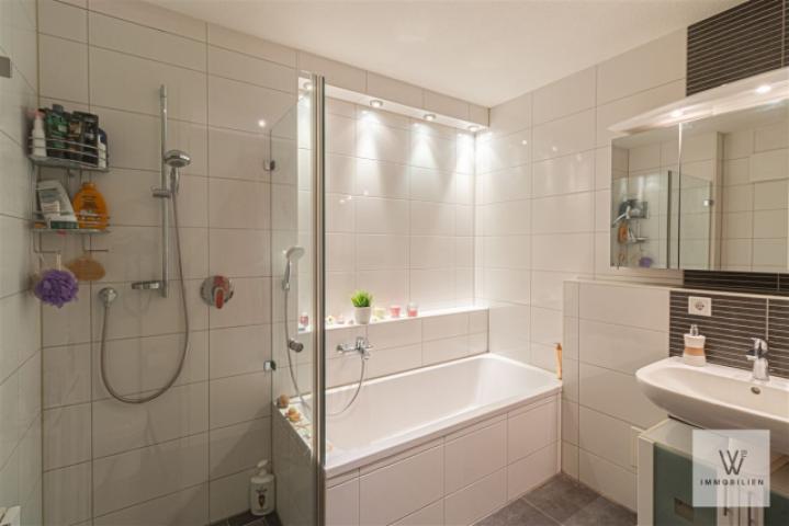 Badezimmer mit Dusche und Badewanne