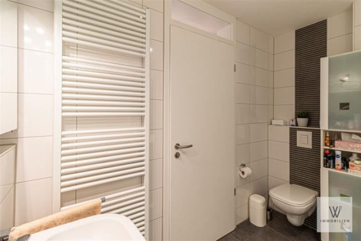 Badezimmer mit Dusche und Badewanne