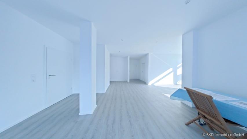 Wohnzimmer mit Zugang zum Balkon