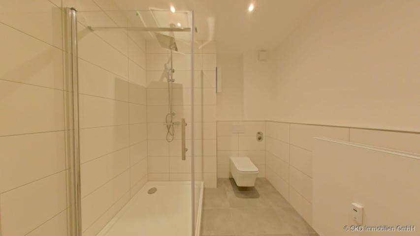 Badezimmer mit bodengleicher Dusche