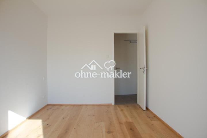 Kind 3 Blick in Flur