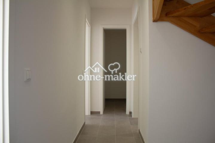 Flur mit innenliegender Treppe