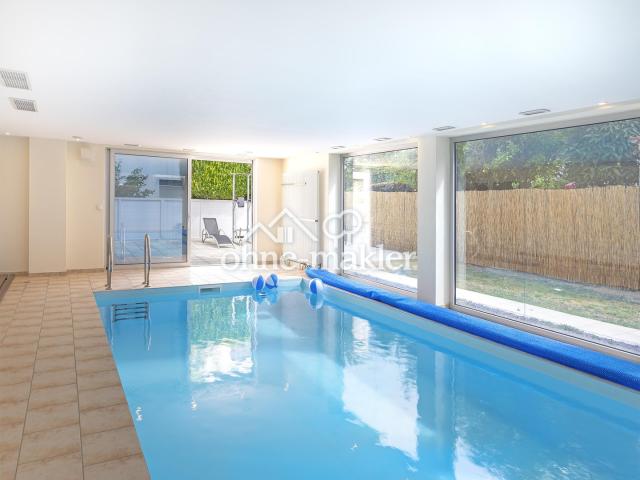 Großer Indoor - Pool