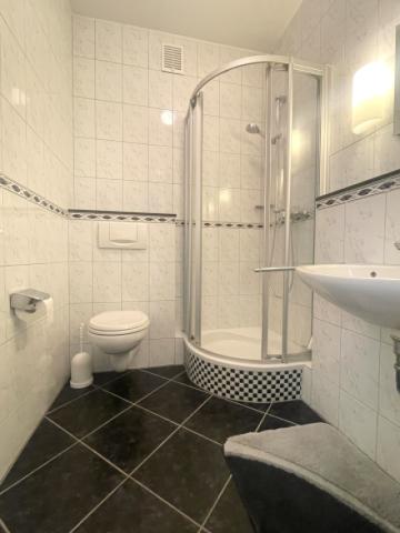Modernes Duschbad