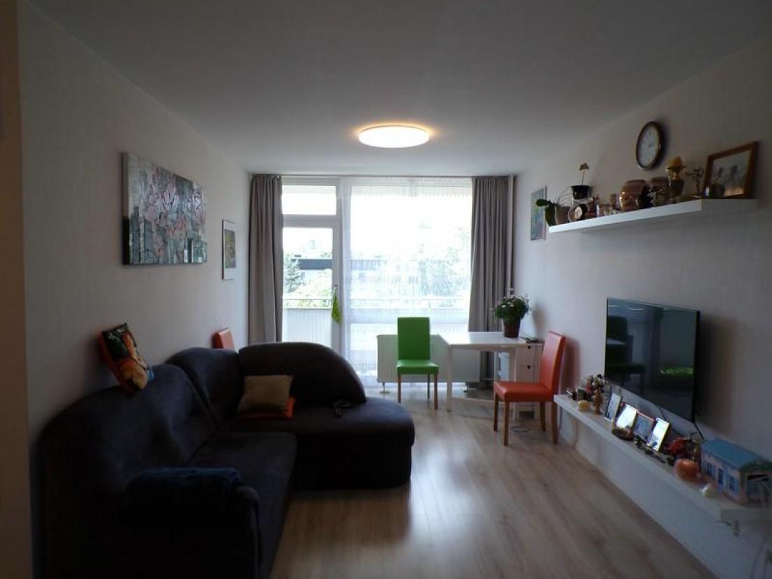 4a Wohnraum (Blick zum Balkon)