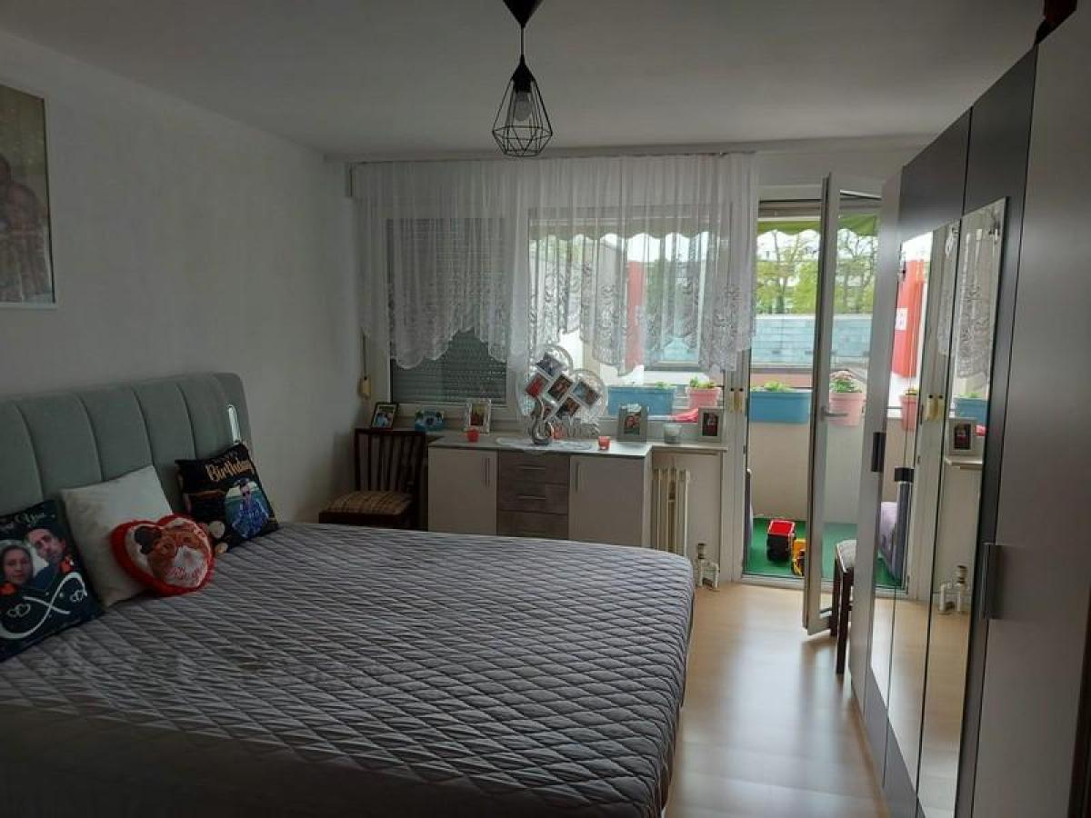 11 Schlafzimmer mit Balkonzugang