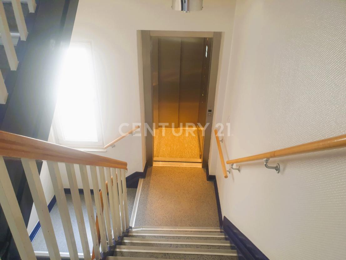 Treppenflur mit Aufzug