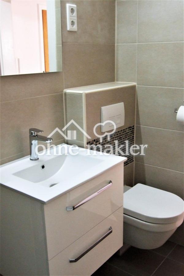 Waschtisch und WC