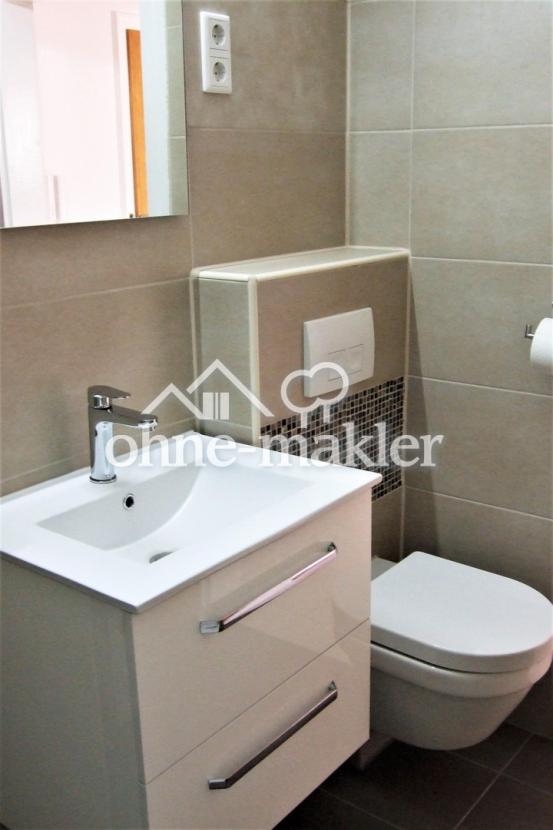 Waschtisch und WC