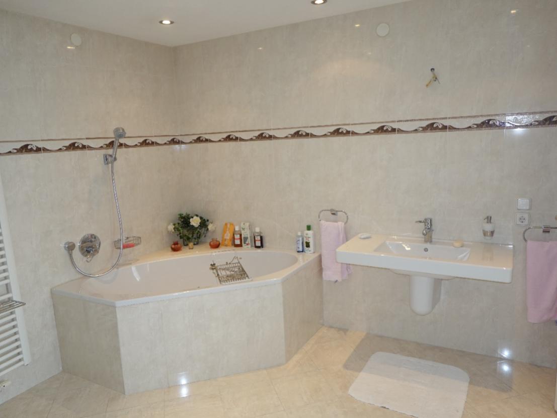 Hauptbad im DG mit Eckbadewanne...