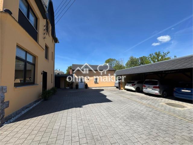 Hofeinfahrt mit 3er-Carport