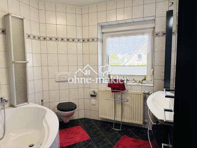 OG Bad mit Wanne,Waschtisch