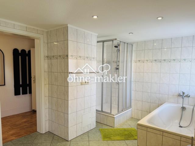 DG Bad mit Dusche, Wanne