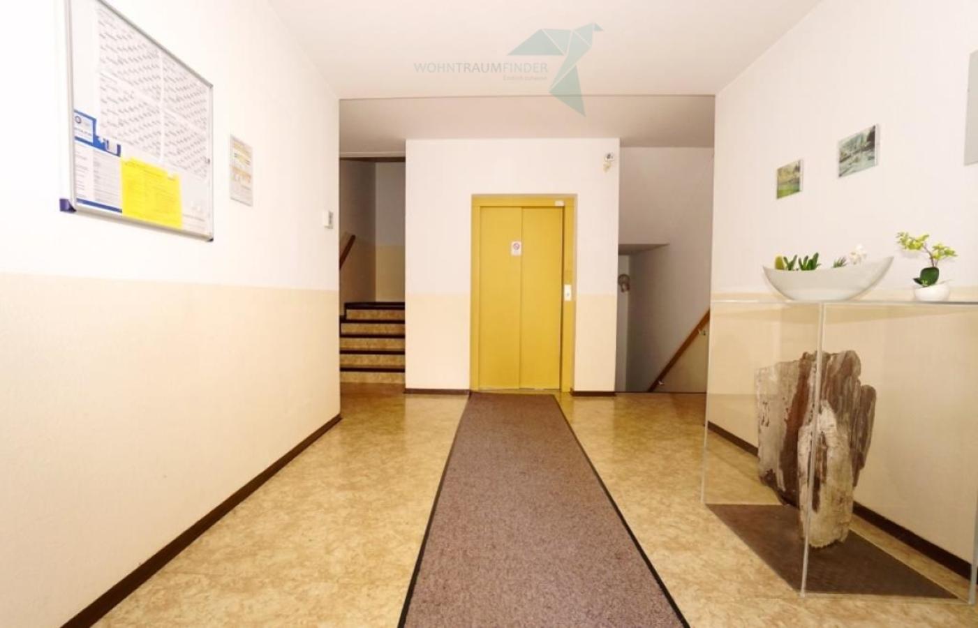 Treppenhaus mit Aufzug