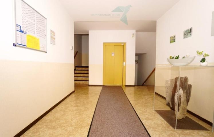 Treppenhaus mit Aufzug