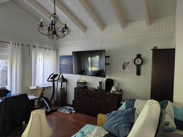 Wohnzimmer mit Fernseher