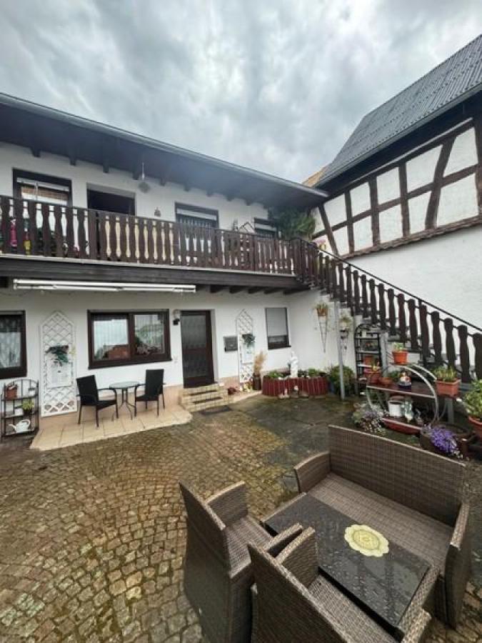 3 Innenhof mit Treppenaufgang am Anbau