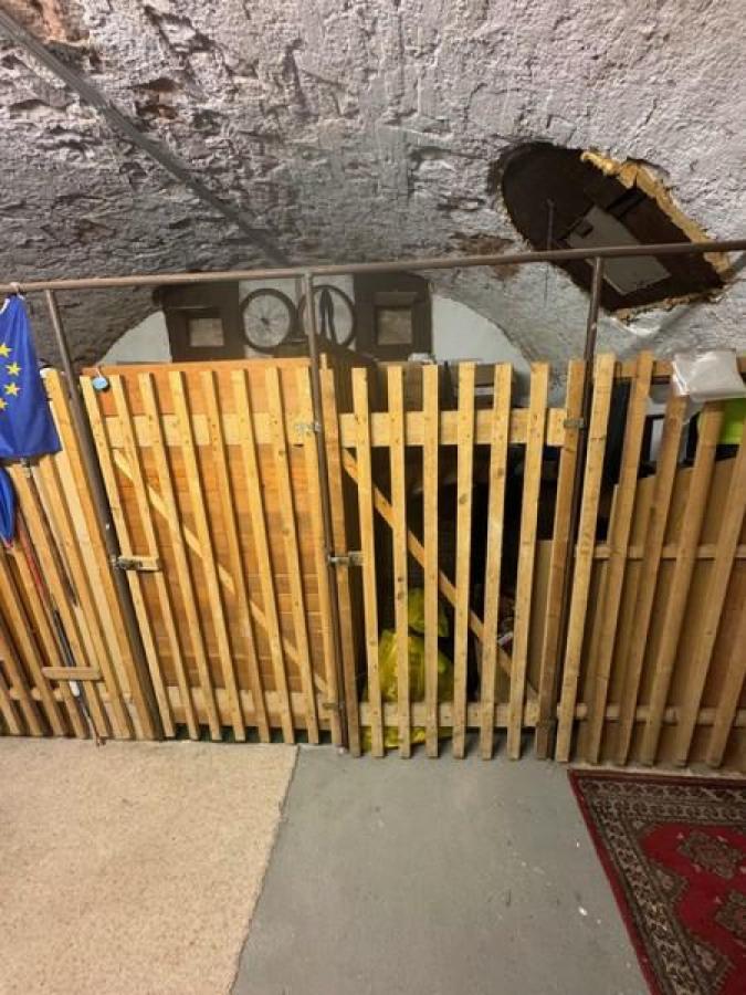 32 Keller mit Lagerräumen