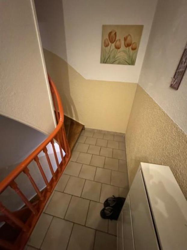 60 Treppenaufgang zum DG