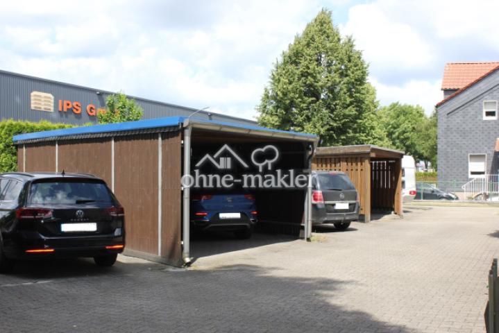 Anliegerstraße mit Carport