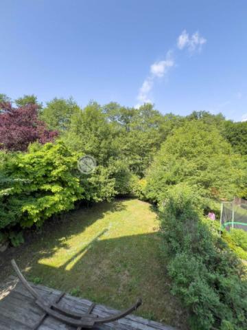 Kinderzimmer mit Ausblick in den Garten
