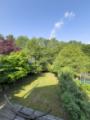 Kinderzimmer mit Ausblick in den Garten