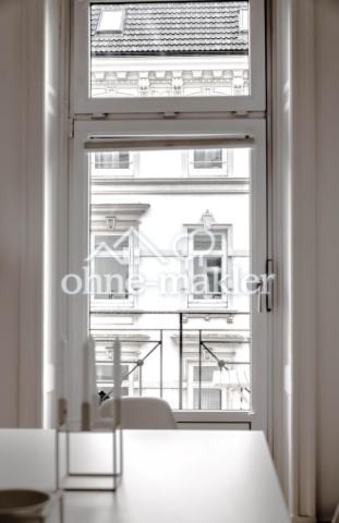 Blick vom Esszimmer zum Balkon