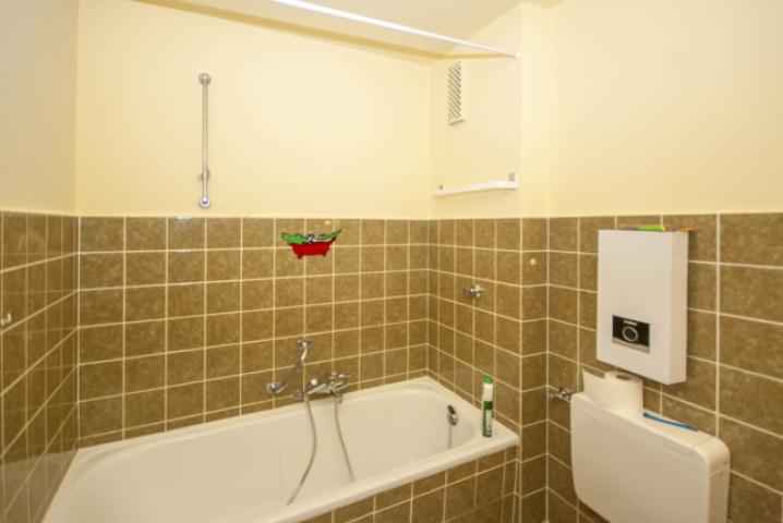 Badezimmer + Badwanne