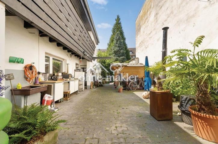 Hof mit Auto Befahrbar Rolltor