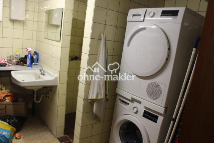 Waschraum mit Dusche im Keller
