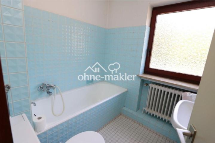 Wannenbad mit Fenster OG