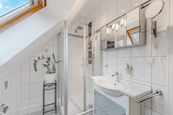 Weitere Ansicht Bad mit Dusche Dachgeschoss