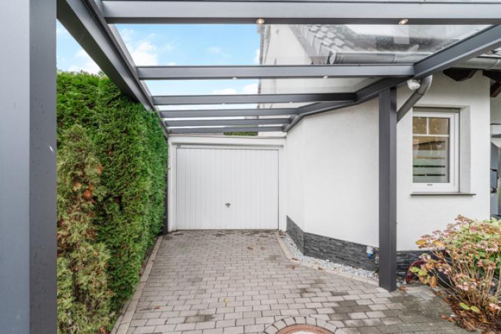 Ansicht Carport und Garage