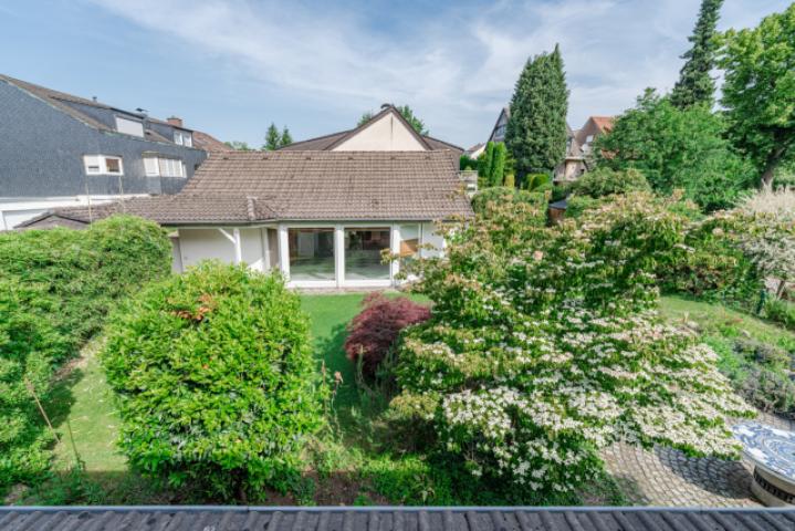 Ansicht vom Balkon auf den Garten 