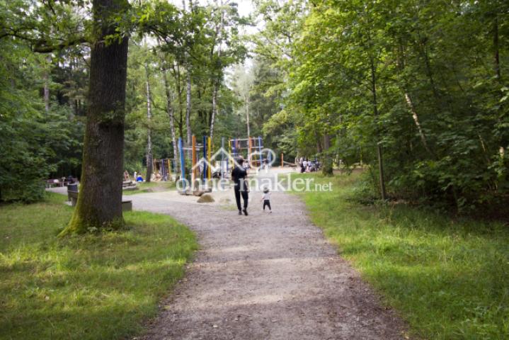 grün gelegener Spielplatz