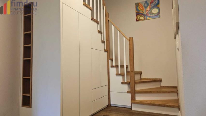 Treppenhaus mit Einbauschränken
