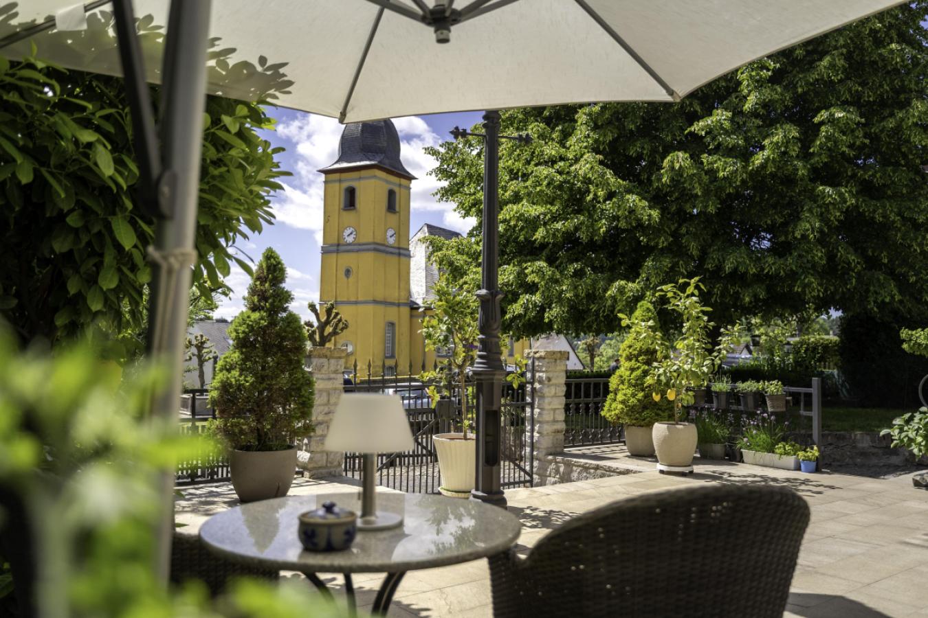 Terrassentraum mit Kirchblick