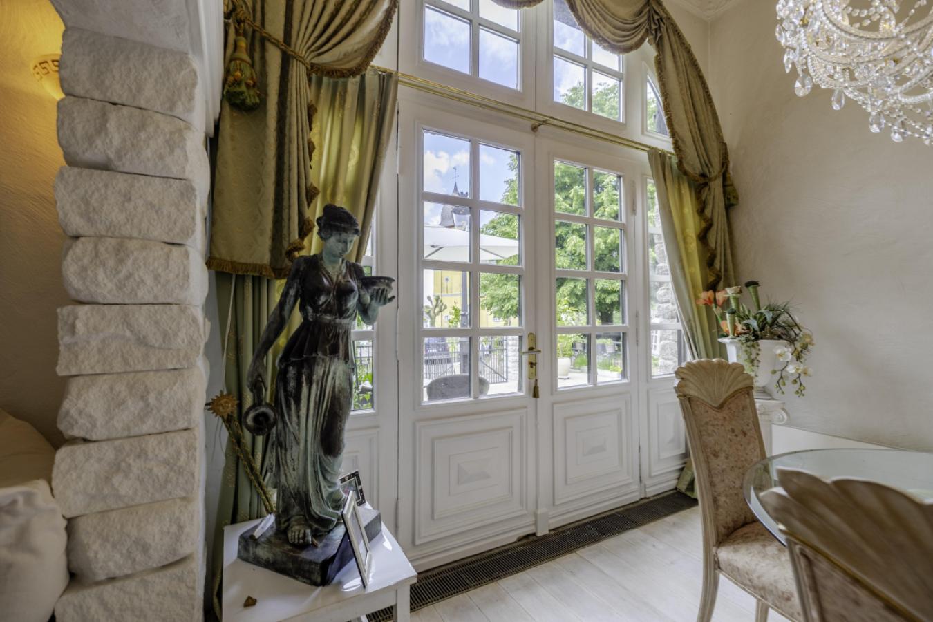 Ausblick auf Terrasse & Kirche