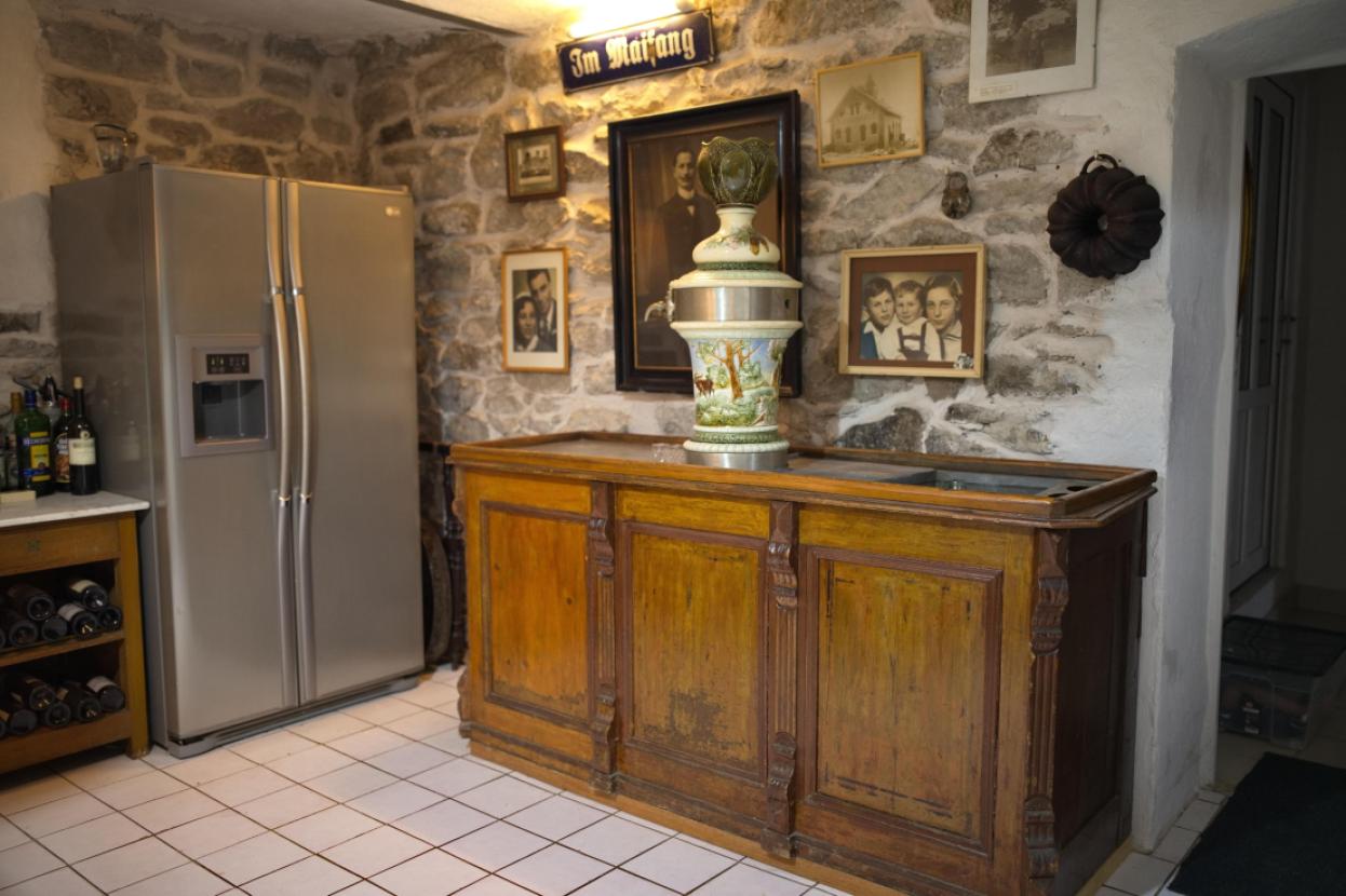 Weinbar & historische Theke