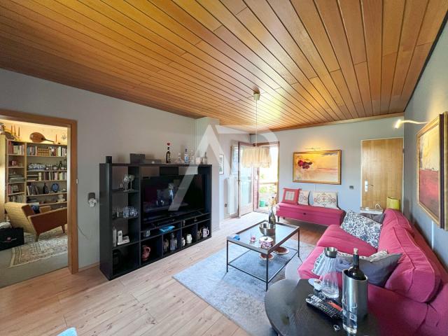 Fernsehzimmer mit Balkonzugang & Bibliothek