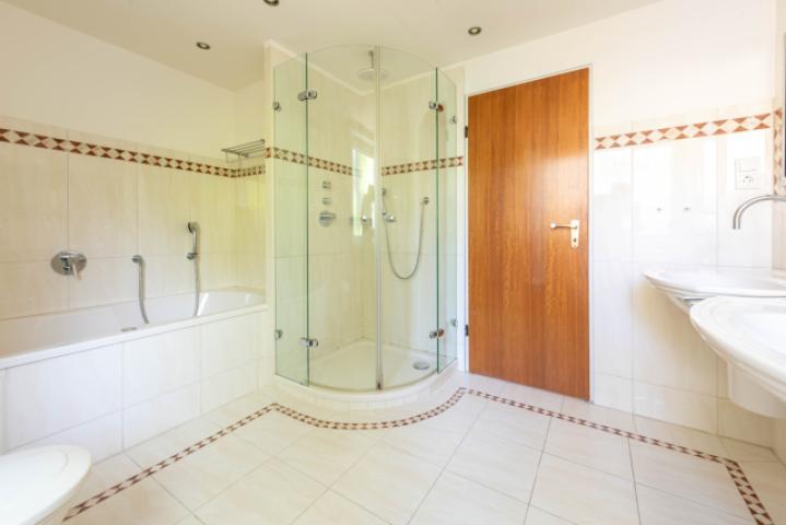 Tageslichtbad mit Dusche und Wanne