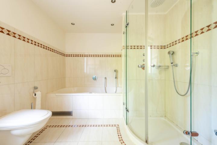 weitere Ansicht Tageslichtbad mit Dusche und Wanne