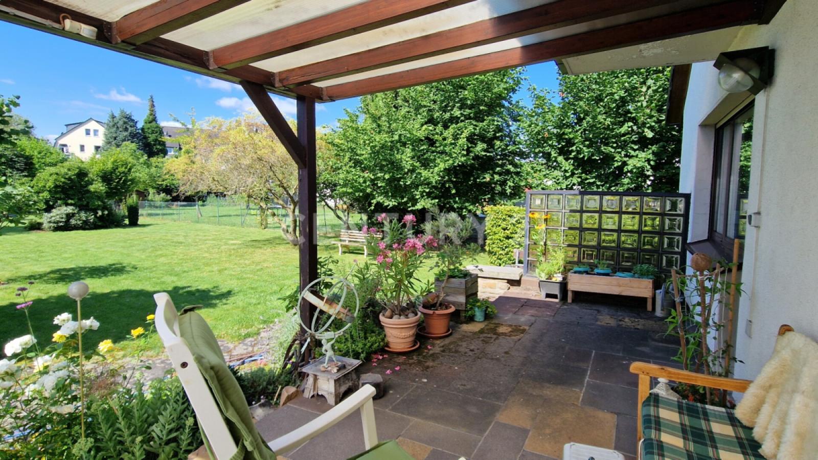 Terrasse mit Blick in den Garten