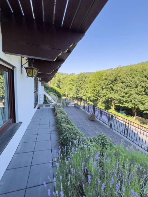 vor dem Hauseingang