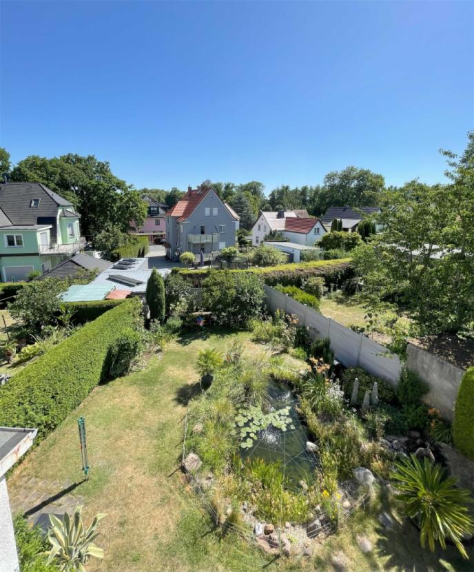 Garten-mit-Teich-vom-Balkon-au