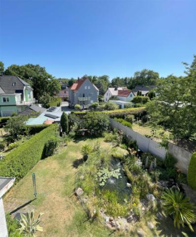 Garten-mit-Teich-vom-Balkon-au