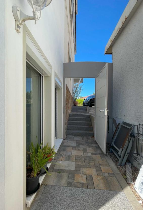 Durchgang-vom-Garten-zum-Einga