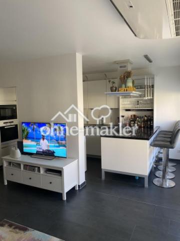 Wohnzimmer mit offener Küche